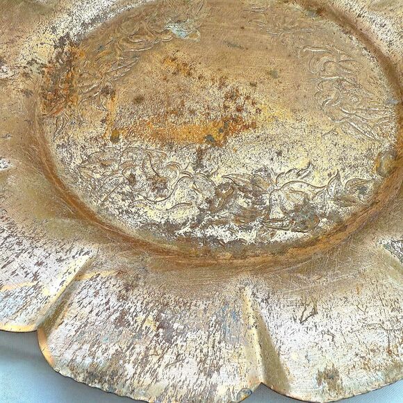 VINTAGE ANTIQUE BRASS ROUND VICTORIAN FLORAL SERVING DRINKS TRAY 13 inches - Picture 3 of 7